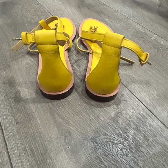 ⬇️SALE‼️ TORY BURCH • Yellow New Toggle Leather Flat Sandals • size 7 - Picture 8 of 10